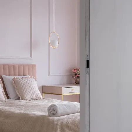 Rentplanet - Quorum Apartment *